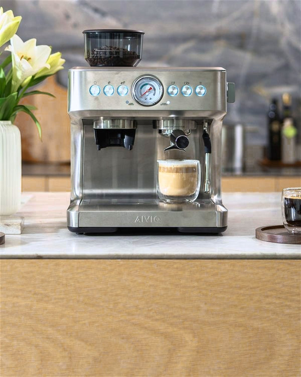AIVIQ Aspire Core med en latte