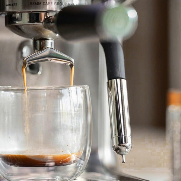 Espresso løber ned i et glas