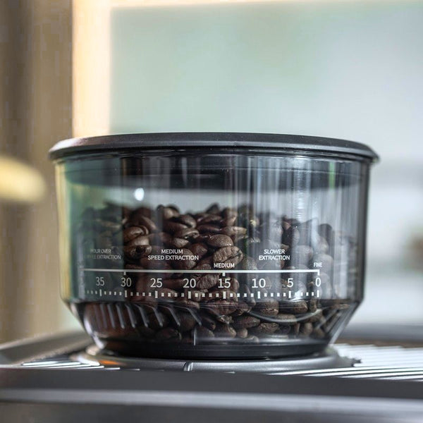 Kaffebønner i kværnens beholder