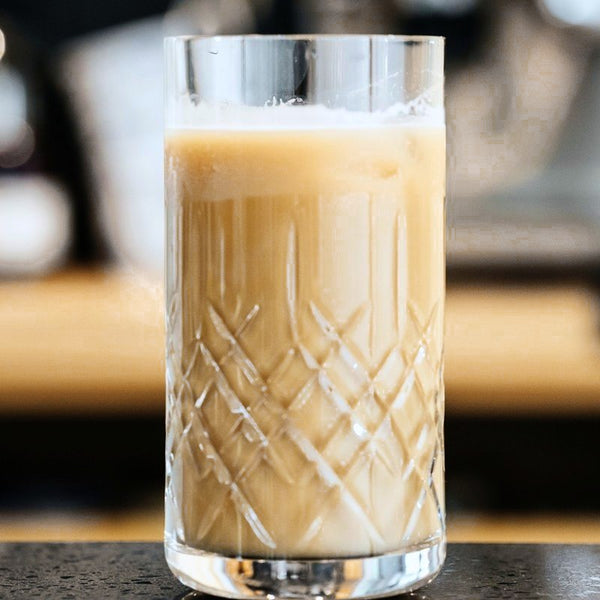 En iskaffe med mælk i et krystalglas