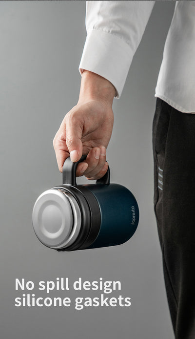Sopresta Premium Kaffe & Te Termokop til rejse i blå bliver holdt af mand