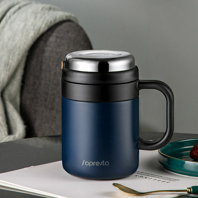 Sopresta Premium Kaffe & Te Termokop til rejse i blå på skrivebord
