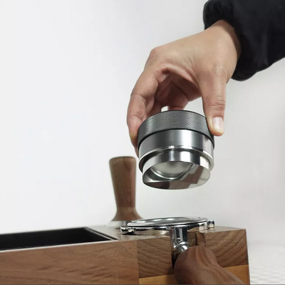 Sopresta Premium 58mm Kaffefordeler med Valnød skruet af håndtag