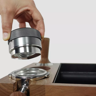 Sopresta Premium 58mm Kaffefordeler med Valnød skuret af håndtag