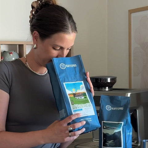 En kunde dufter til en pose Kaffepro Morning Bloom