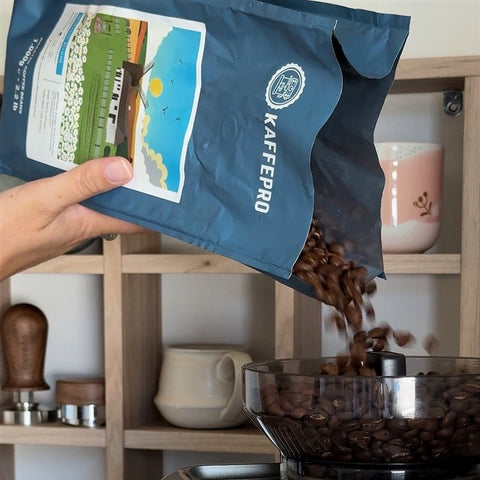 Kaffebønner hældes fra en Kaffepro-pose