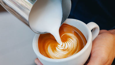 Sådan skummer du mælk til din kaffe: En komplet guide