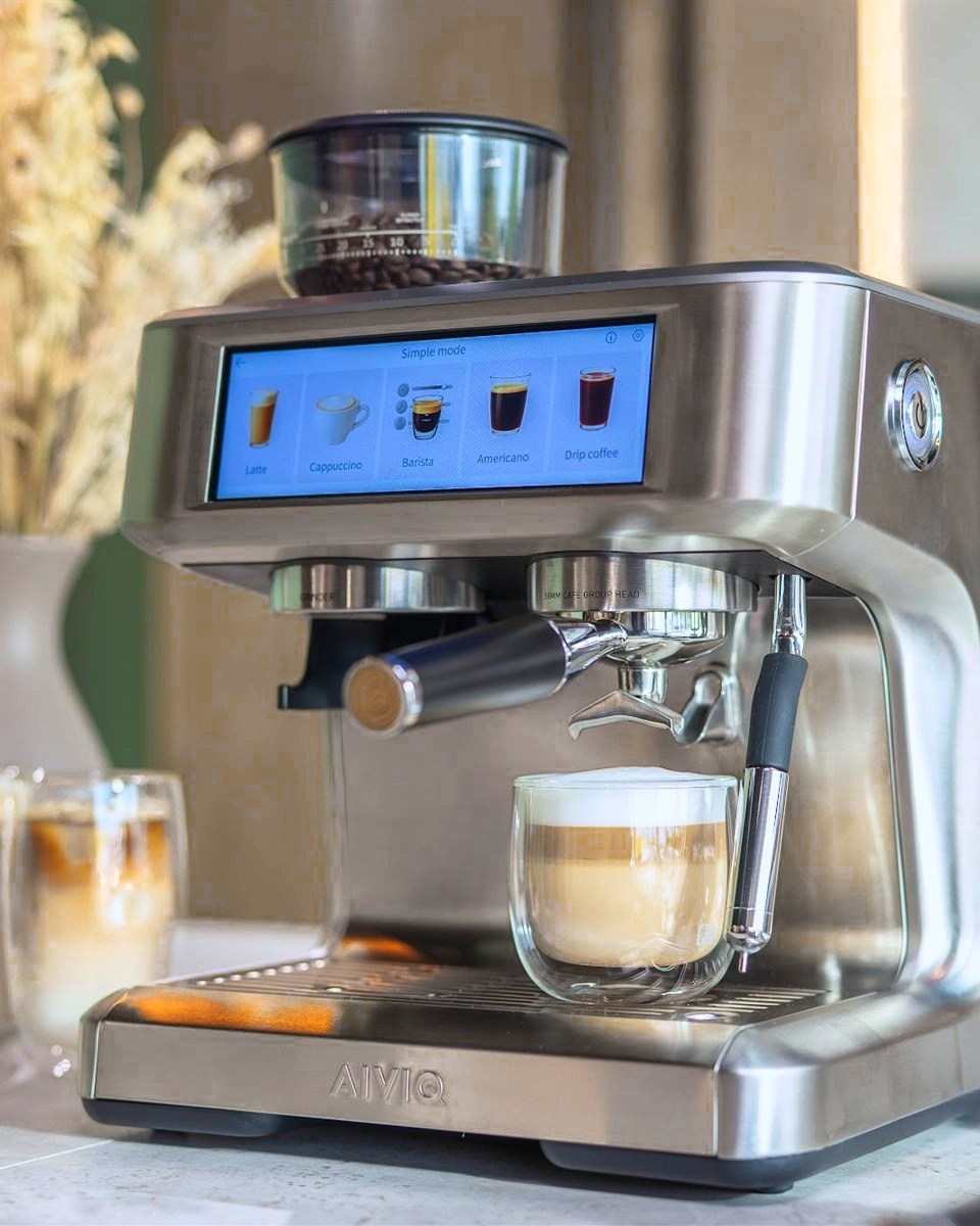 AIVIQ Aspire Expert med touchskærm på et køkkenbord med to latte