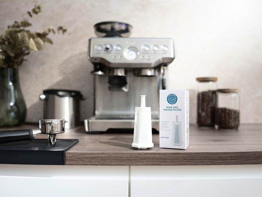 Sage-espressomaskine med Pure Wave KWF-003 og en ny filterpatron på et bord i valnød