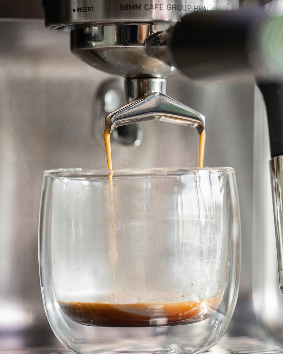 Espresso løber ned i et dobbeltvægget glas