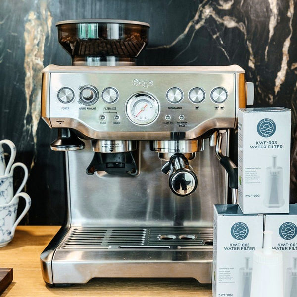 En Sage-espressomaskine med Pure Wave-vandfiltre