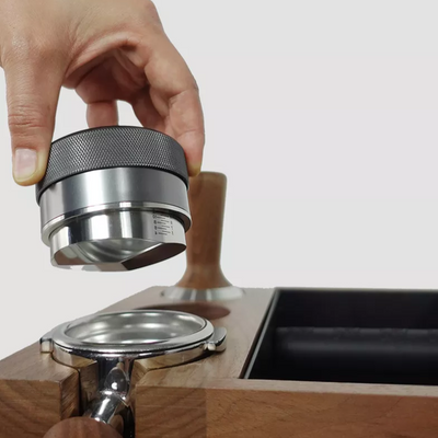 Sopresta Premium 54mm Kaffefordeler med Valnød (Passer til Sage Barista serien)