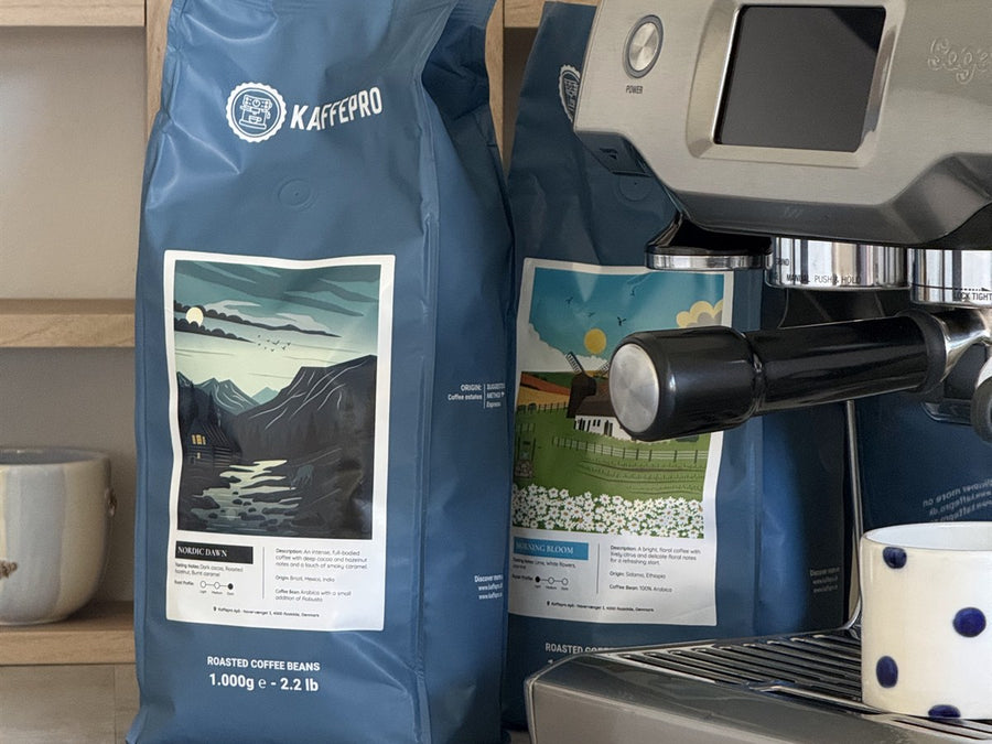 Kaffepro-poser med Nordic Dawn og Morning Bloom ved en espressomaskine