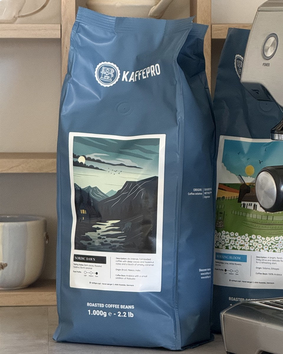 Kaffepro-poser med Nordic Dawn og Morning Bloom ved espressomaskinen