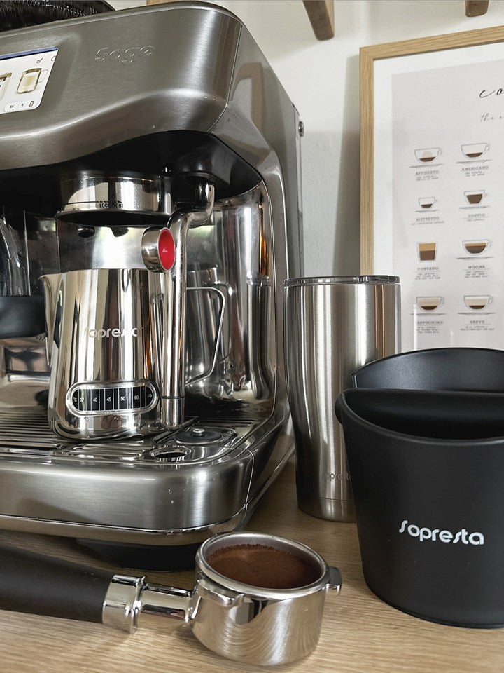 Sage-espressomaskine med en Sopresta knock box og et portafilter